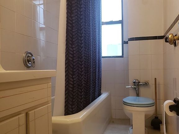3rd image of 831 Gerard Ave APT 2J