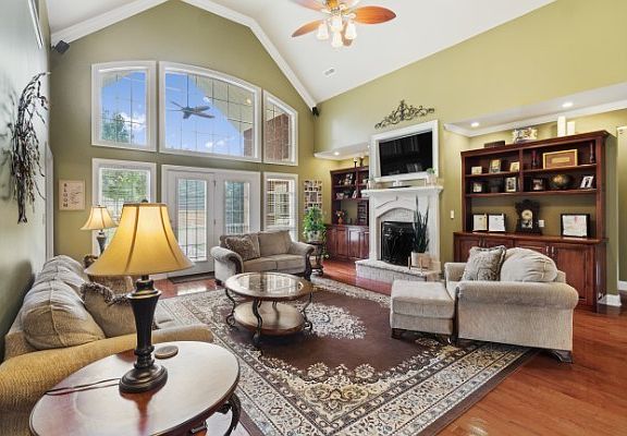 3rd image of 323 Ridgecrest Dr