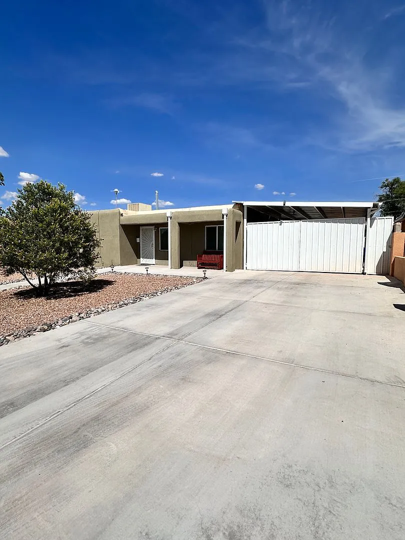 Newly Remodeled 3 Bedroom 2 Bathroom — Photo 2