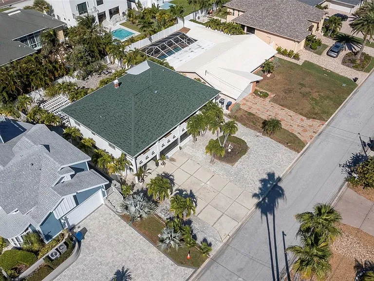 2710 Hibiscus Dr W — Photo 3