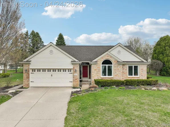 5819 Valley Dr, Clarkston, MI 48348