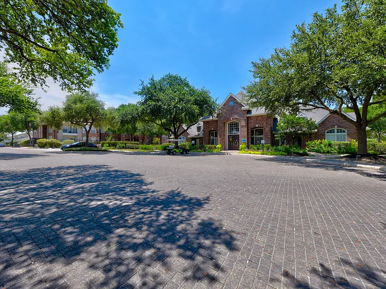 Whispering Creek Villas Apartment Homes — Photo 27