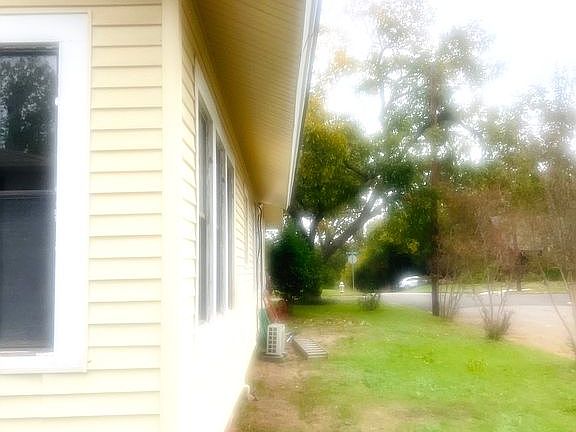 2nd image of 913 Sylvan Ave