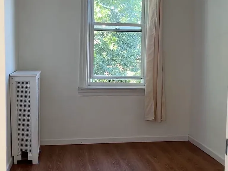 555 Davis Ave #1 — Photo 4