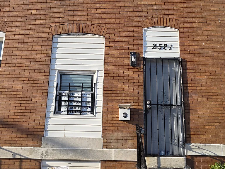 2521 E Madison St — Photo 1