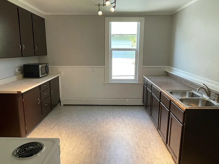 920 Caledonia St — Photo 9