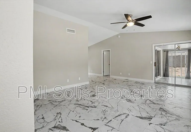 1510 E Taro Ln — Photo 2