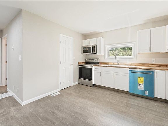 5th image of 431 Andrea Dr