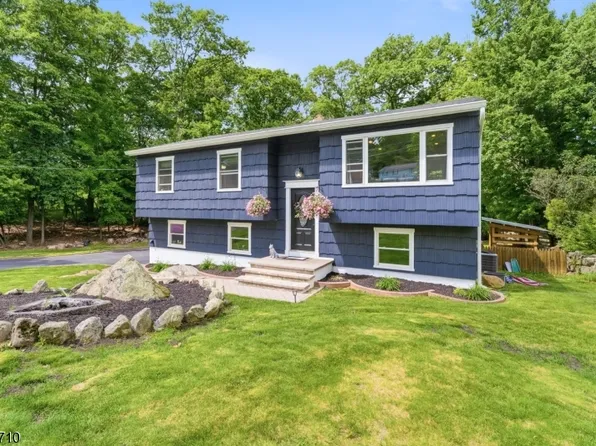 81 Elba Ave, Hopatcong Boro, NJ 07843