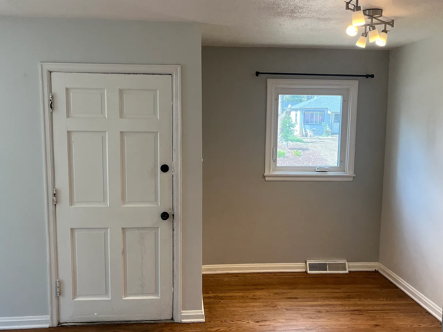 3 bed, 1087 sqft, $2,200 — Photo 3