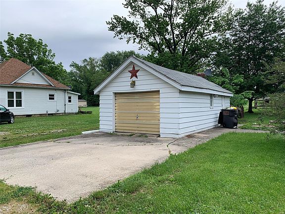 2nd image of 1201 E Oak St