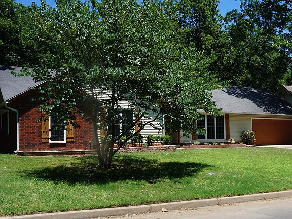 3rd image of 2500 Parkwood Dr