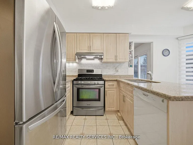 62 Fernbrook Cres — Photo 17