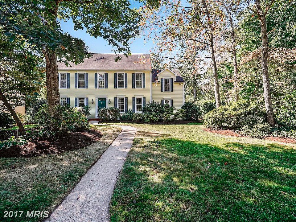 Gracious Colonial in wonderful Fair Oaks on Mag.