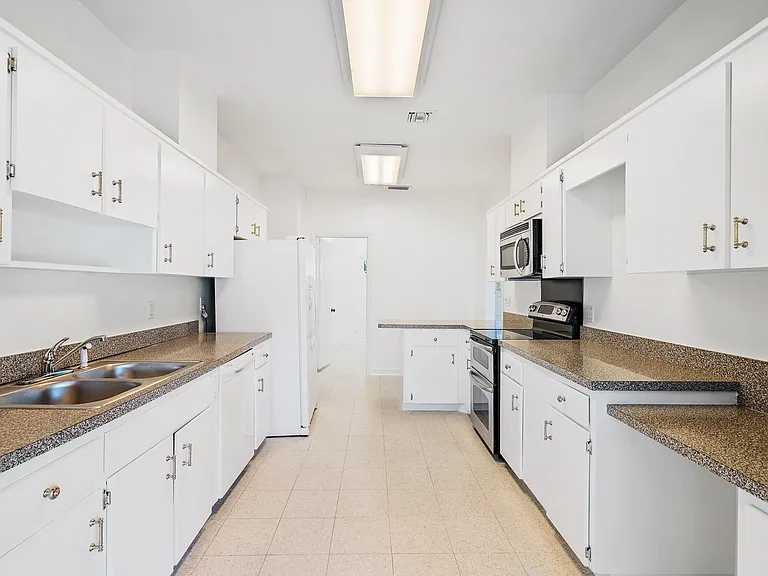 210 Russlyn Dr — Photo 7