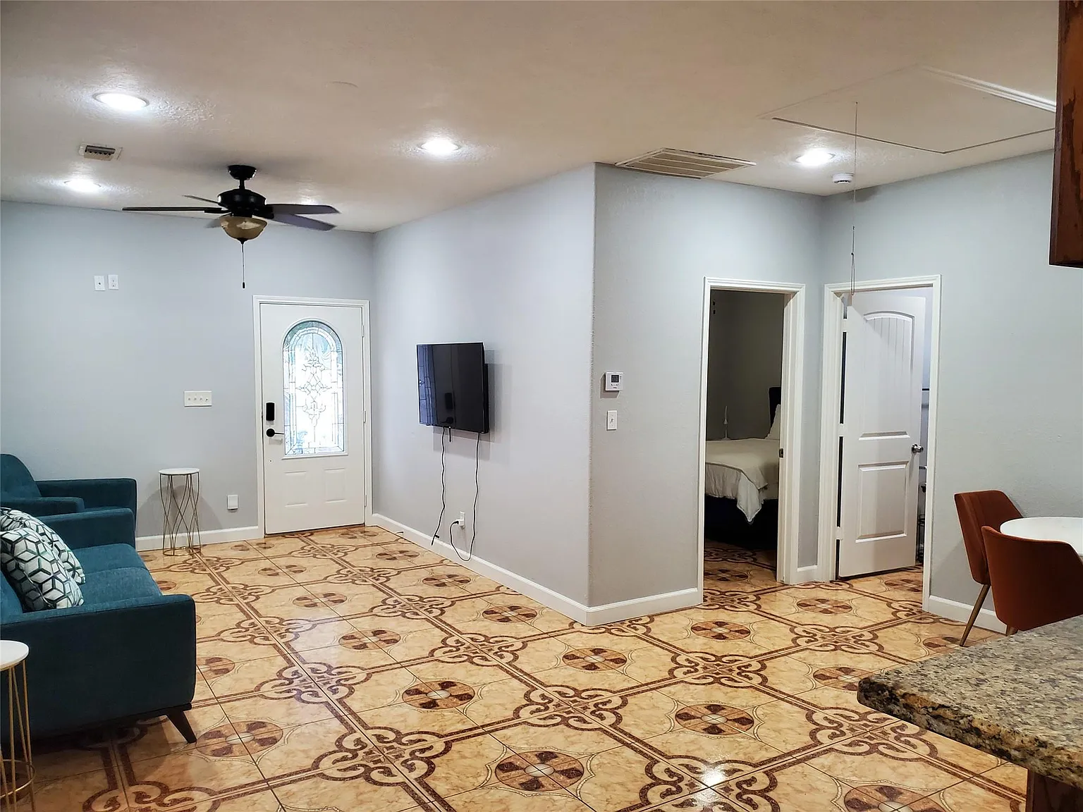 2 bed, 1.0 bath, 918 sqft, $1,550 — Photo 2
