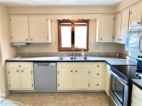 3rd image of 139 Windsor Dr
