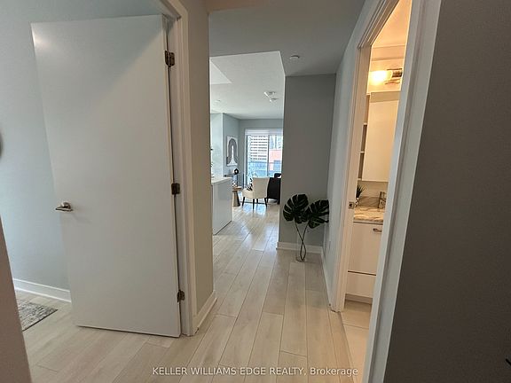 4th image of 2221 Yonge St #809