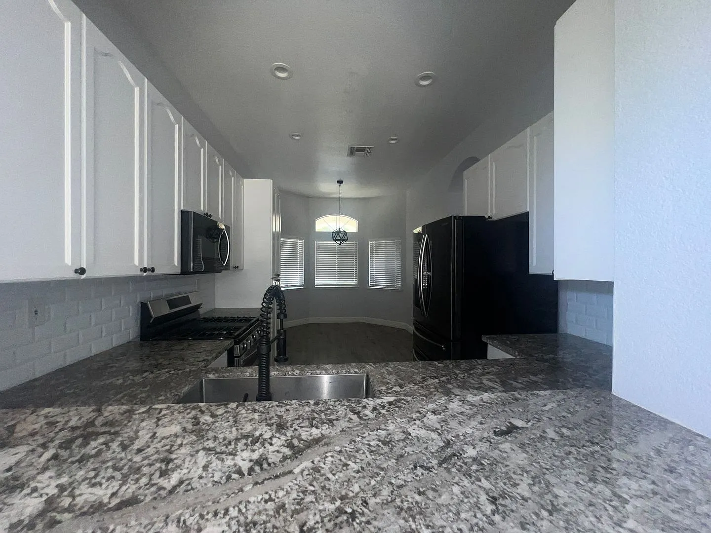 Beautiful 3 bedroom 2 bathroom on corner lot — Photo 3