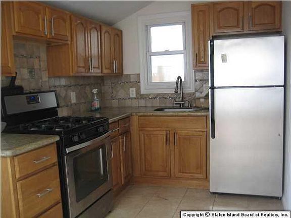 5th image of 742 New Dorp Ln