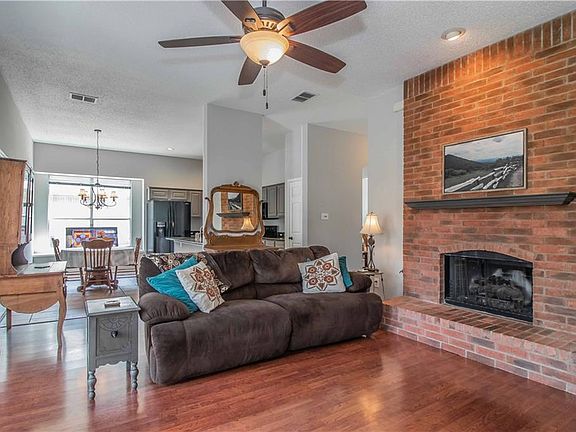 3rd image of 1332 Edmonton Dr