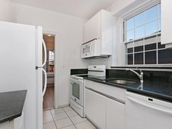 3rd image of 225 Sterling Pl APT 6D