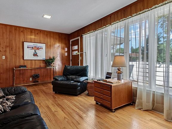 3rd image of 404 W Macarthur Ave