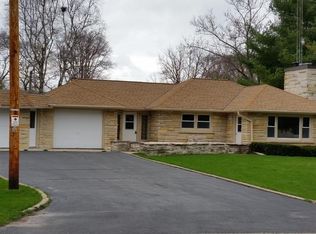 34220 White Oak Dr, Burlington, WI 53105