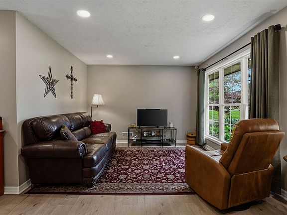 5th image of 670 Clark Cir