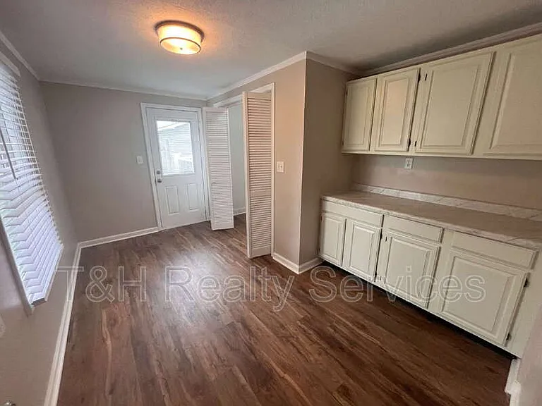 708 N Independence St — Photo 14