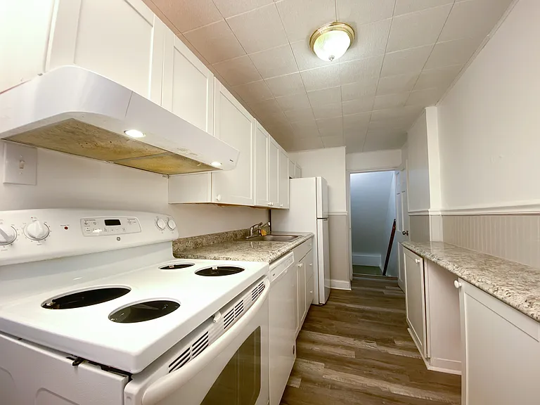 72 Madison Dr — Photo 3