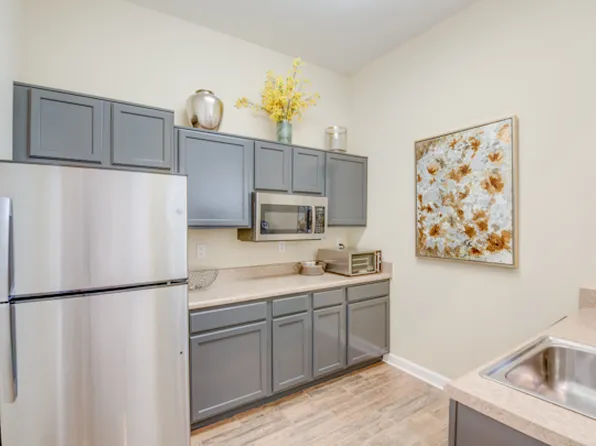 Somerset Pointe Apartments