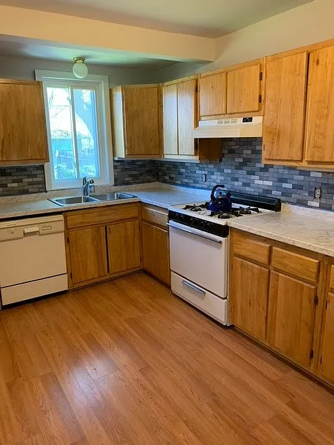 3 bed, 1.5 bath, 1208 sqft, $1,800 — Photo 3