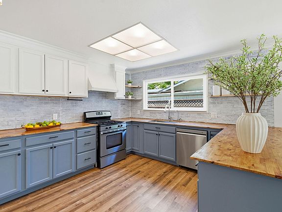 2nd image of 224 Amherst Ct