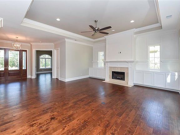5th image of 736 Colonial Dr