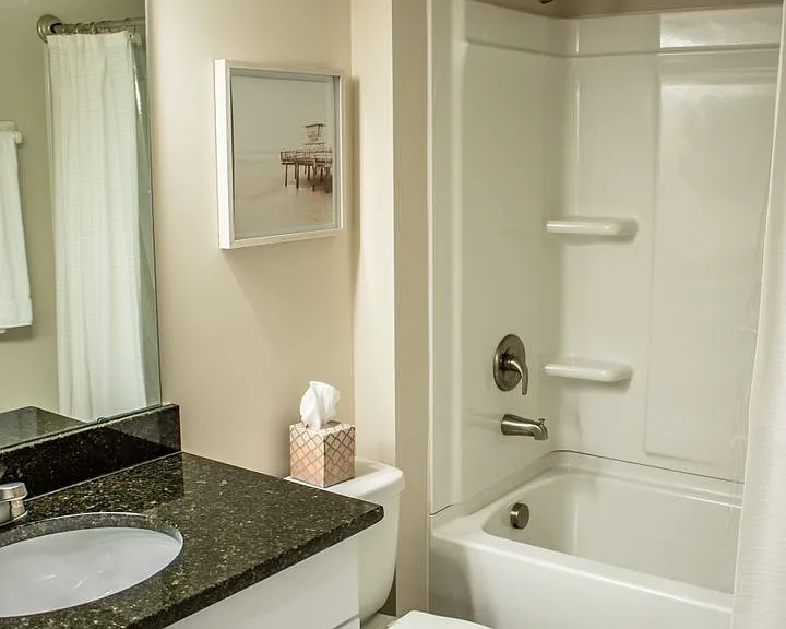 Latham Apartments — Photo 39