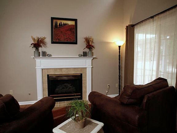 2208 Bridgewater Dr LR!