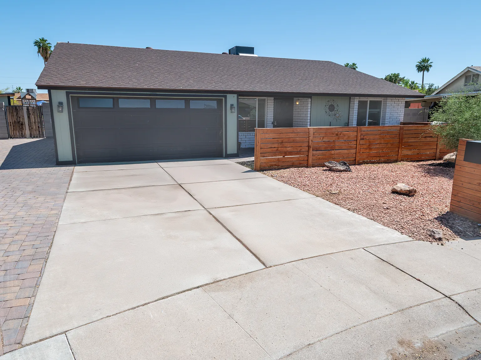 5 bed, 2400 sqft, $3,895 — Photo 3