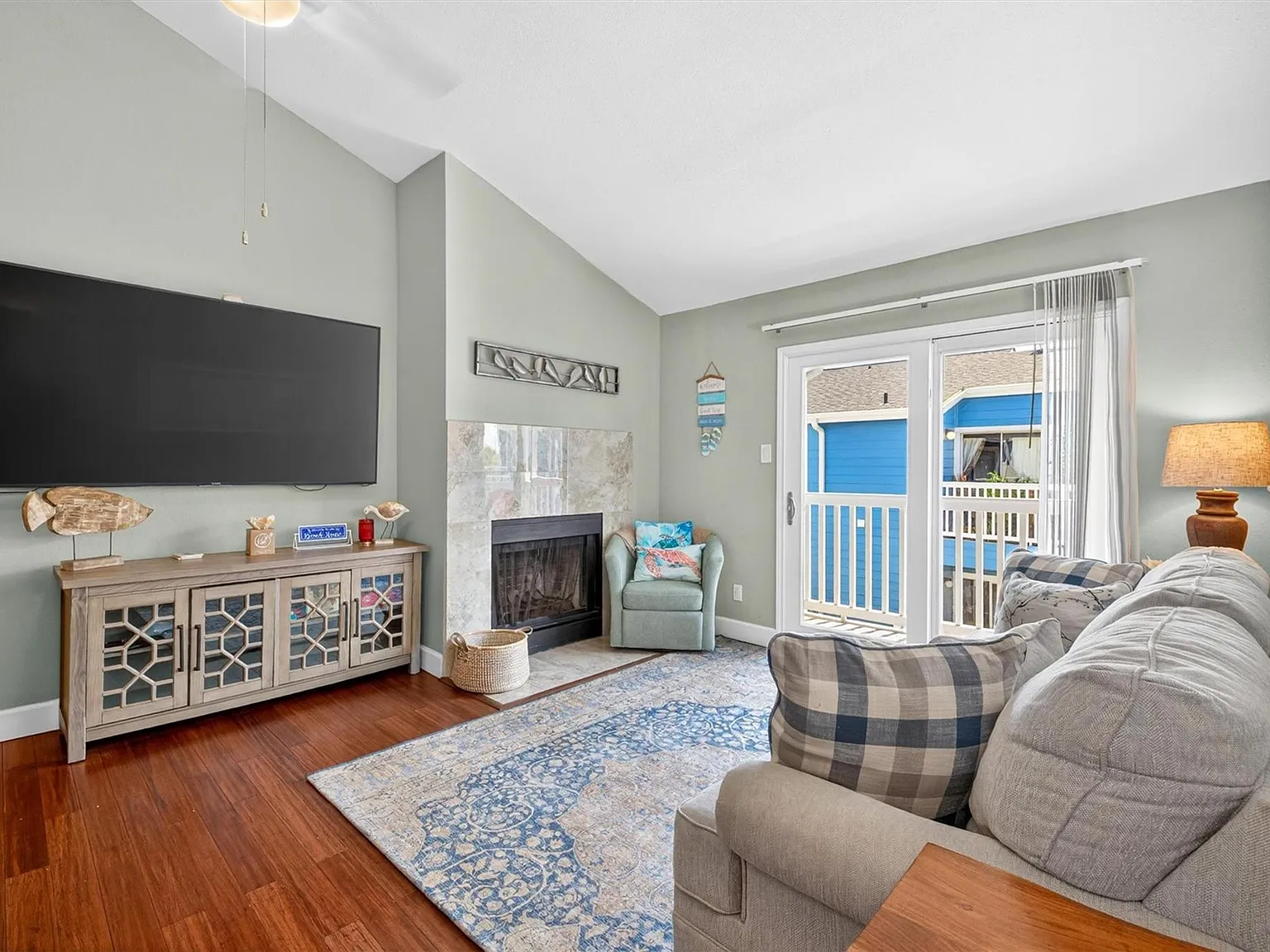 1 bed, 1.0 bath, 732 sqft, $1,450 — Photo 2