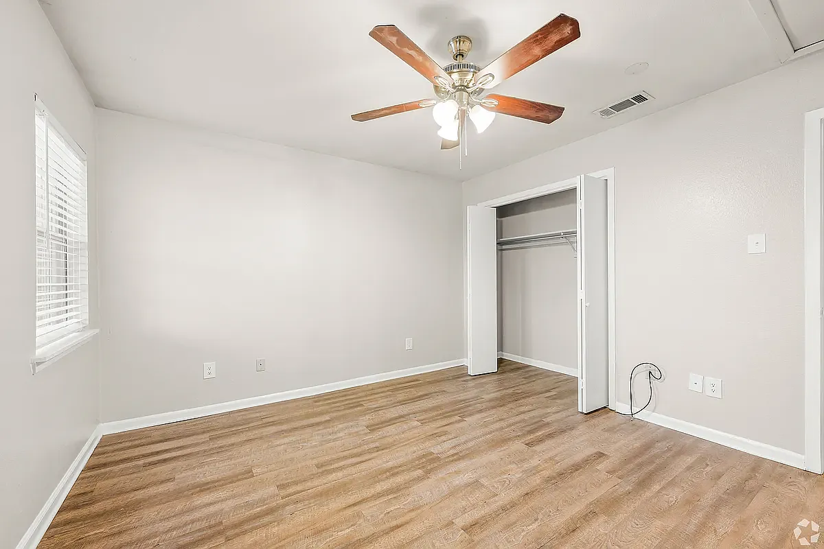 Seasons & Woodale Apartments — Photo 3