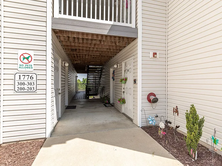 1770 Lexington Pl — Photo 2