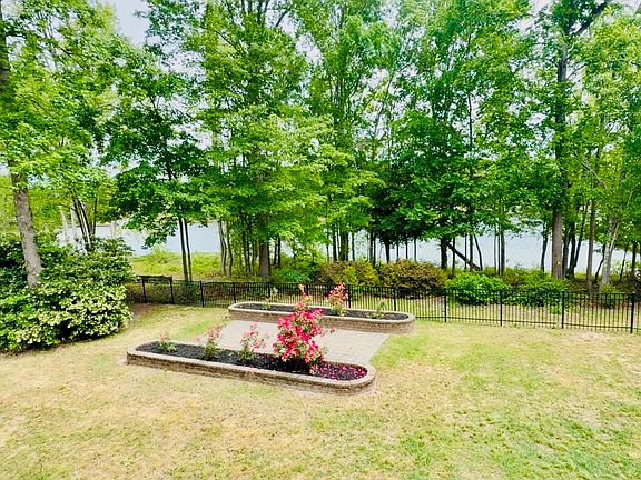 4th image of 100 Shores Edge Dr