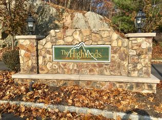 17 Mountainside Dr, Pompton Lakes, NJ 07442