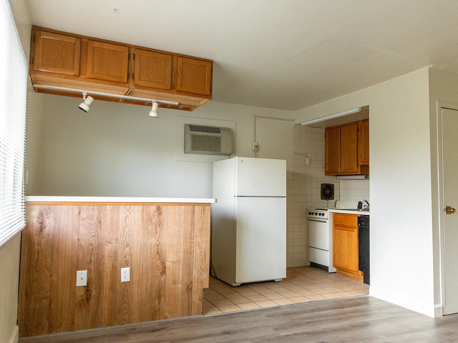 338 W 8th Ave — Photo 4