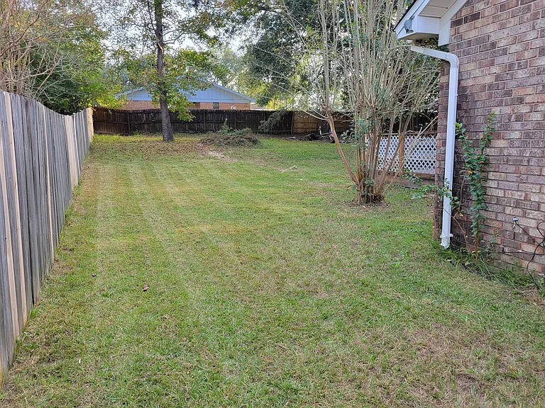 1913 Woodbridge Dr — Photo 3