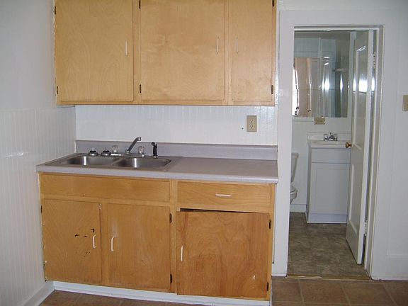 2nd image of 310 W 8th St APT 3