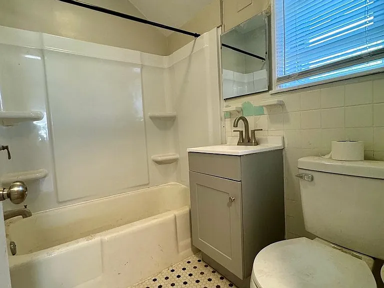 98 Garfield Ave — Photo 6