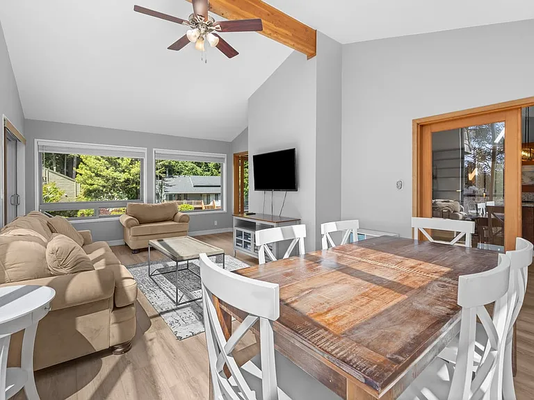 1253 NE East Lagoon Dr — Photo 14