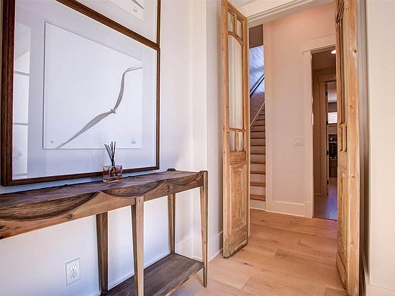 5th image of 2795 Manor Cir