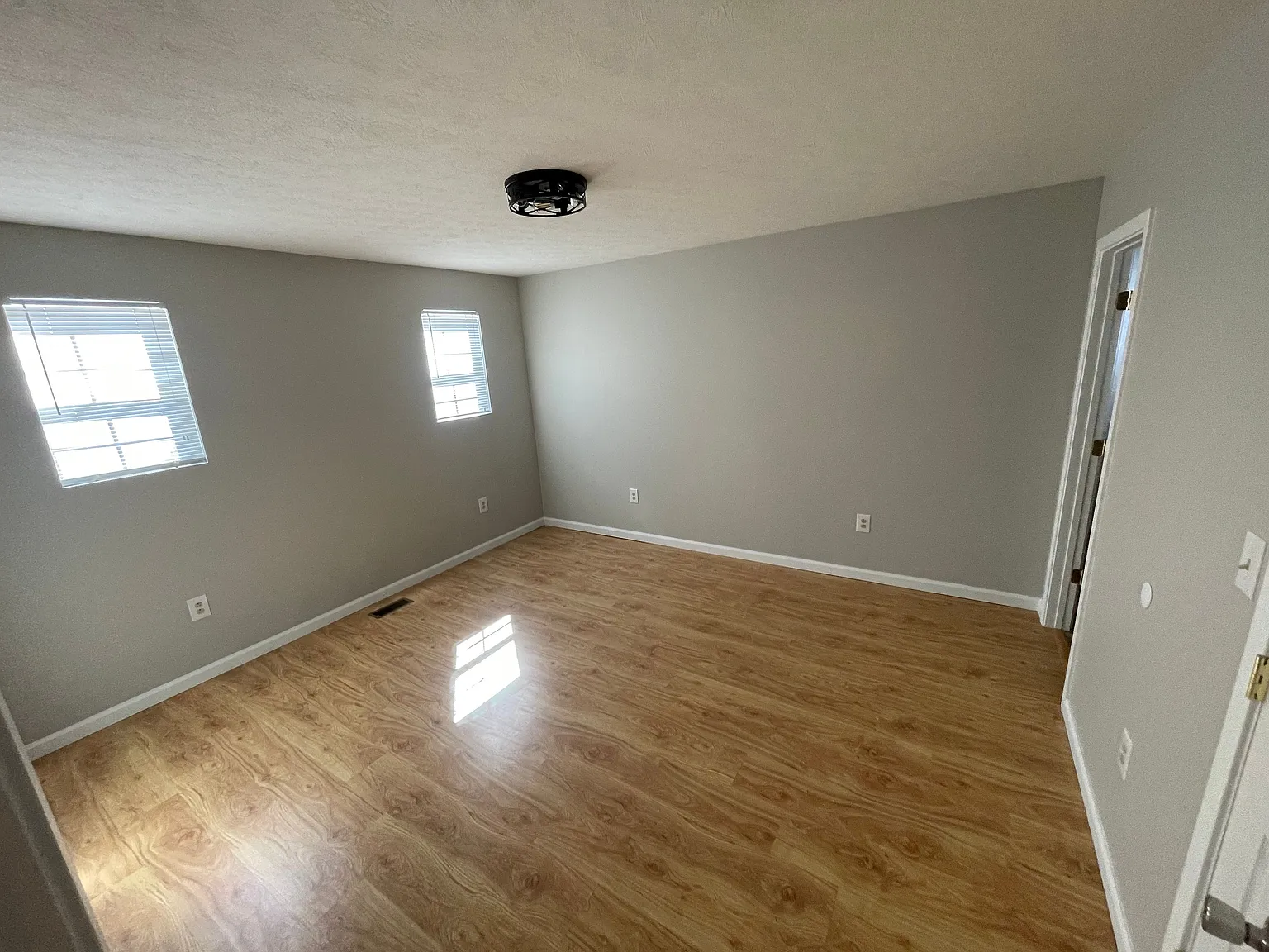 3 bed, 2.0 bath, 1200 sqft, $1,100 — Photo 2